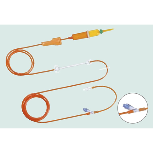 Set infusionale ambrato per farmaci fotosensibili con punto di iniezione senza ago